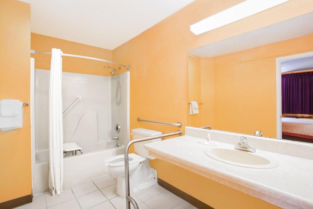 Americas Best Value Inn Дариен Екстериор снимка