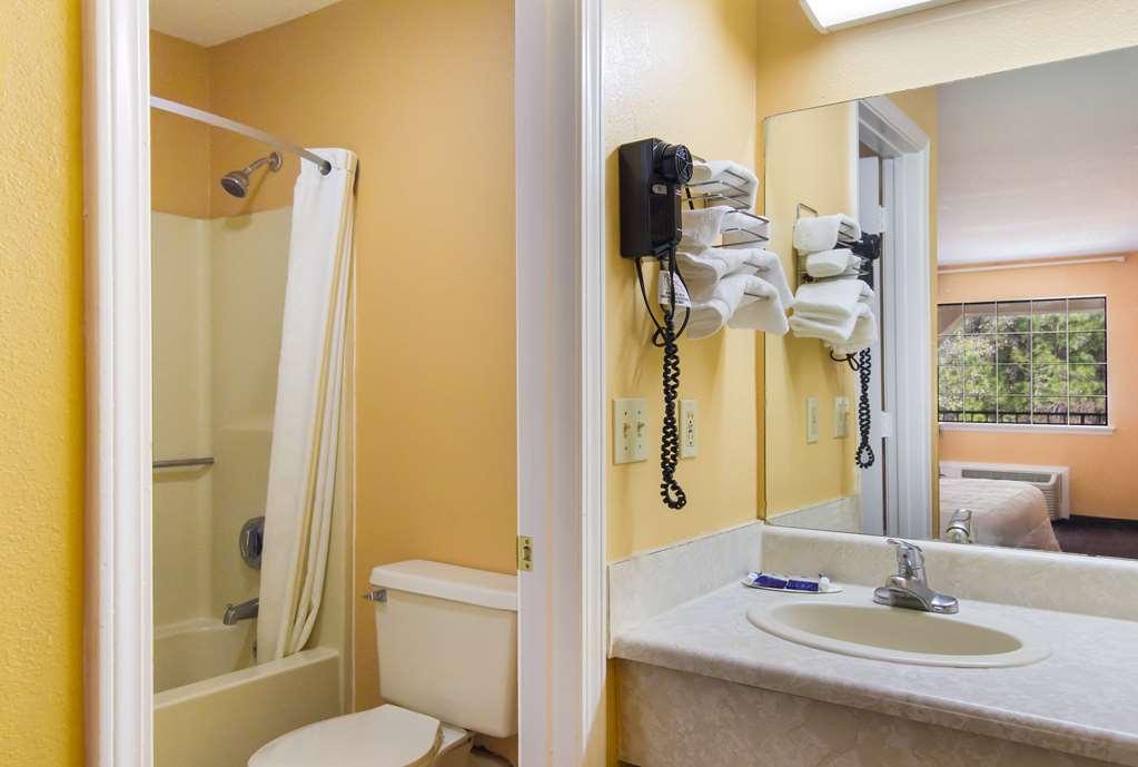 Americas Best Value Inn Дариен Екстериор снимка