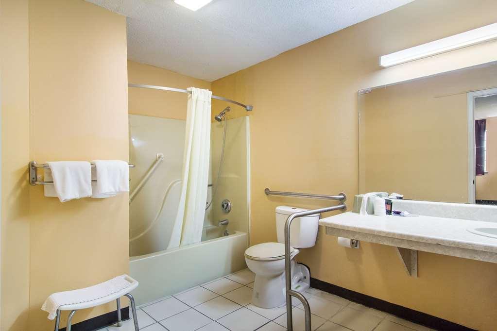 Americas Best Value Inn Дариен Екстериор снимка
