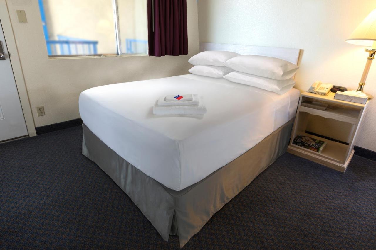 Americas Best Value Inn Дариен Екстериор снимка