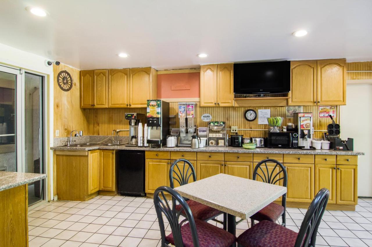 Americas Best Value Inn Дариен Екстериор снимка