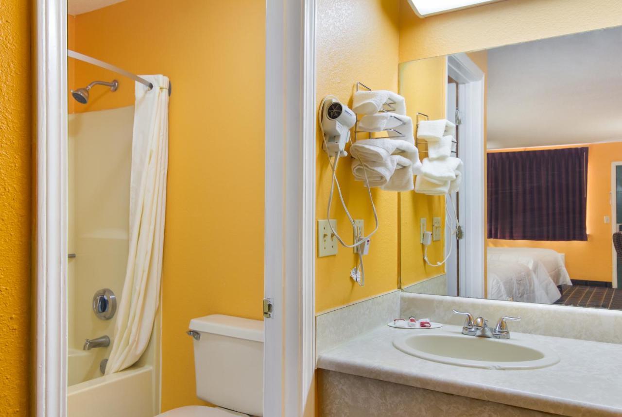 Americas Best Value Inn Дариен Екстериор снимка