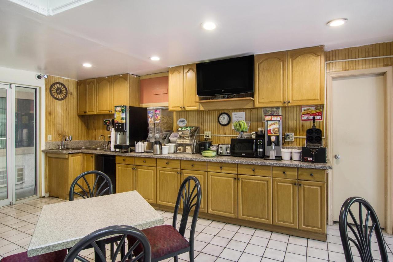 Americas Best Value Inn Дариен Екстериор снимка