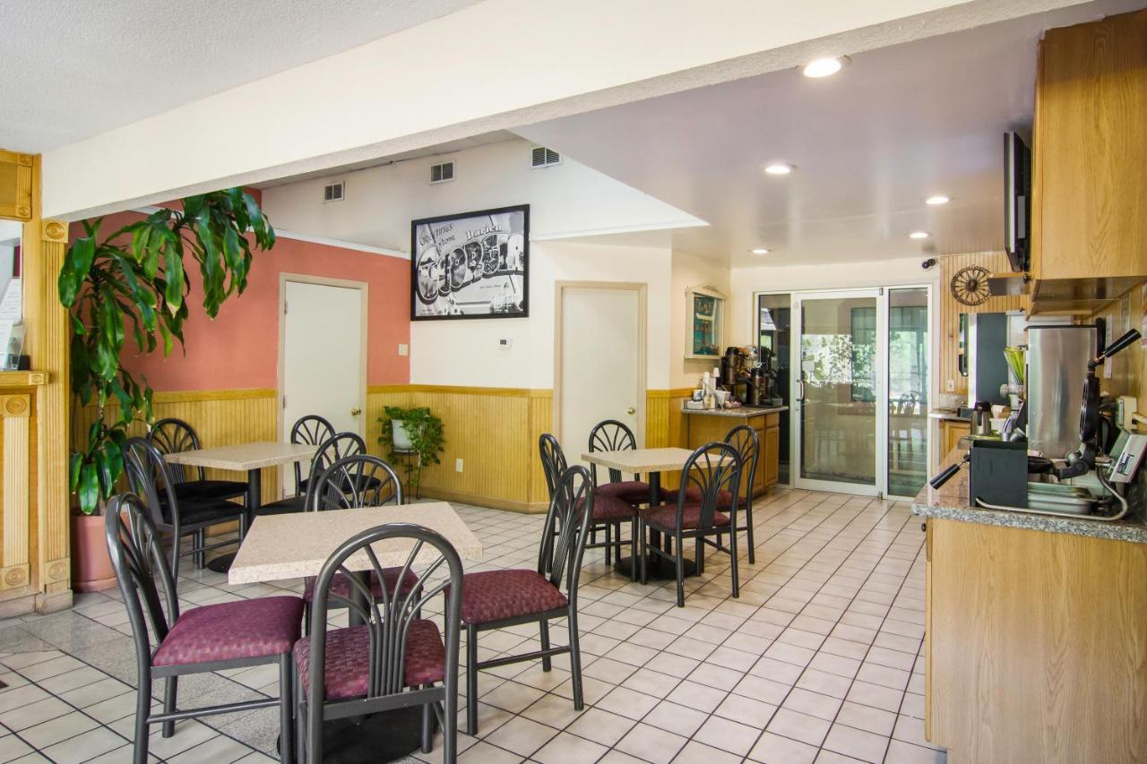 Americas Best Value Inn Дариен Екстериор снимка