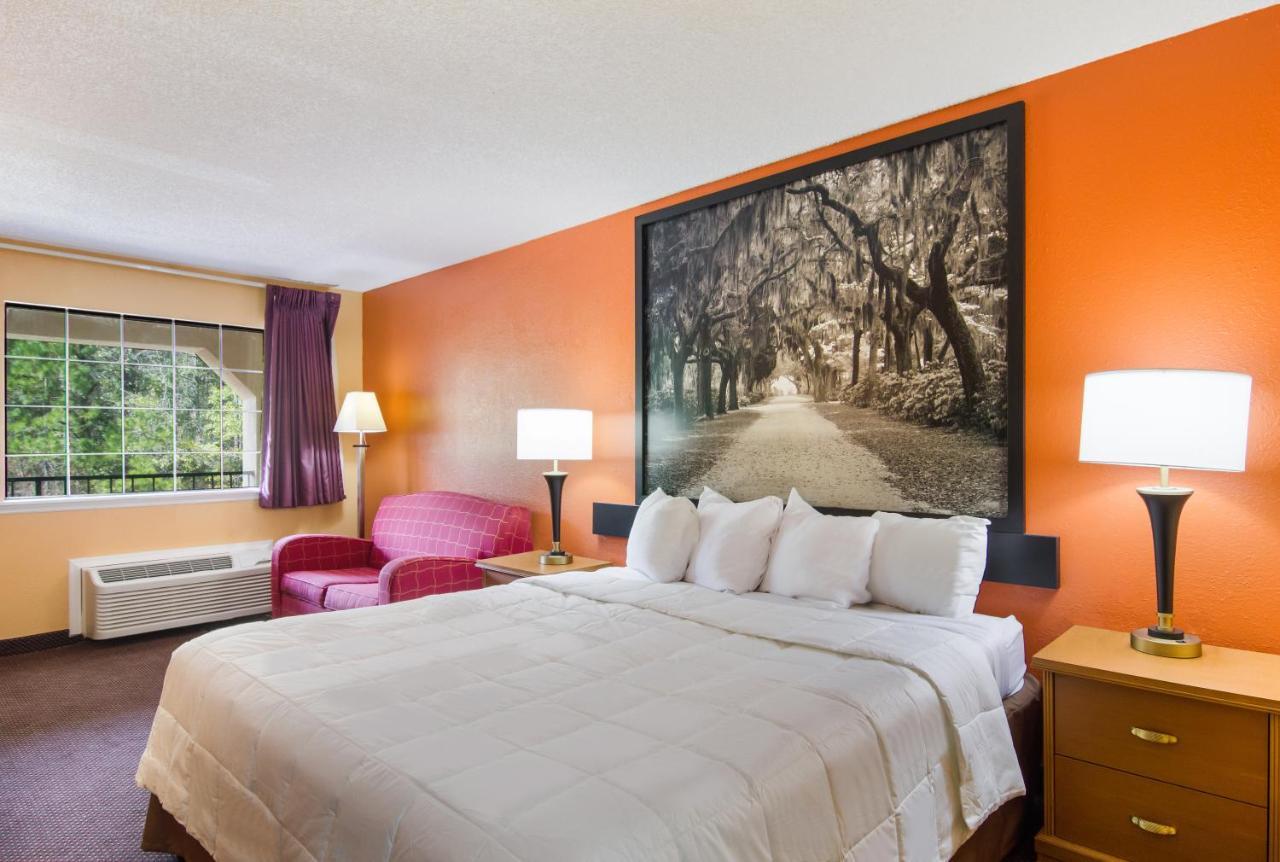 Americas Best Value Inn Дариен Екстериор снимка