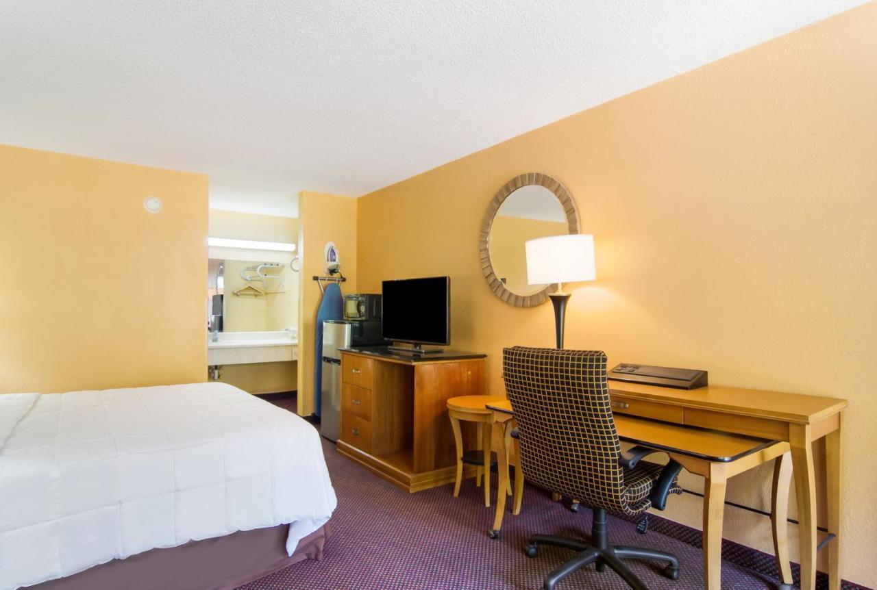 Americas Best Value Inn Дариен Екстериор снимка